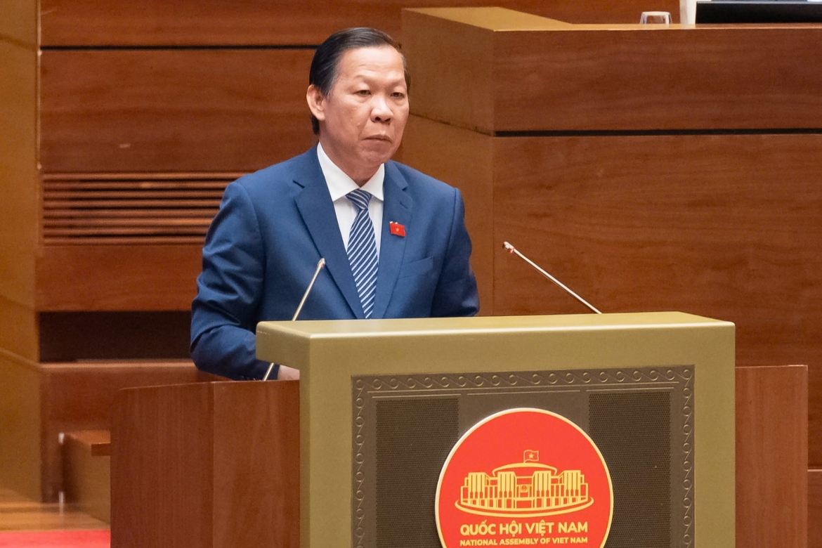 Chủ nhiệm Ủy ban Kinh tế và Tài chính Phan Văn Mãi trình bày Báo cáo thẩm tra về đánh giá kết quả thực hiện kế hoạch đầu tư công trung hạn giai đoạn 2021-2025 và dự kiến kế hoạch đầu tư công trung hạn giai đoạn 2026-2030