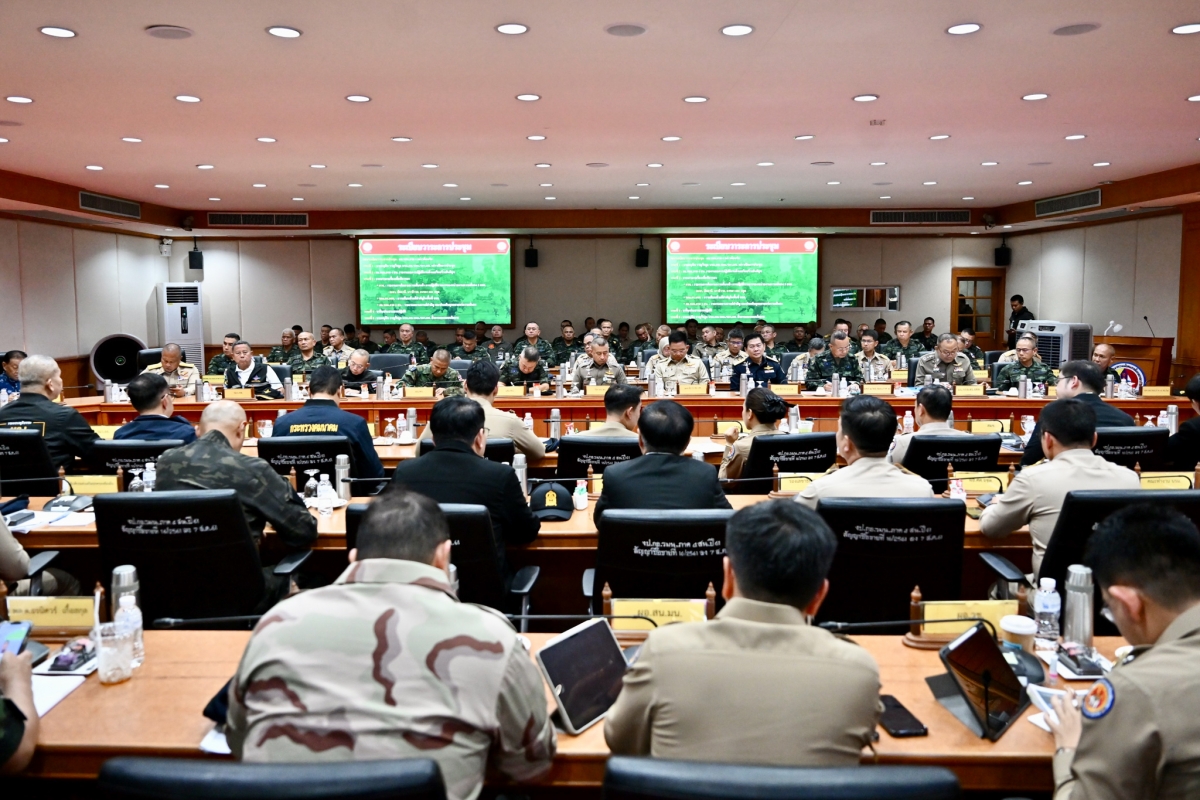 Thủ tướng Thái Lan Anutin Charnvirakul chủ trì cuộc họp giám sát tình hình an ninh tại các tỉnh biên giới phía Nam tại Bộ Chỉ huy Tác chiến An ninh Nội địa Vùng 4, huyện Yarang, tỉnh Pattani, hôm 17/4/2026. Ảnh: Chính phủ Thái Lan