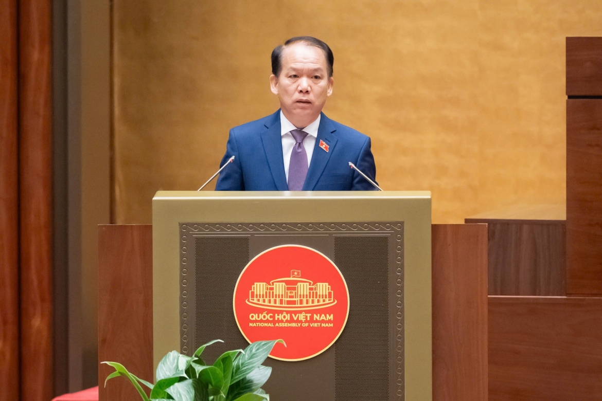 Bộ trưởng Bộ Tư pháp Hoàng Thanh Tùng trình bày Tờ trình Dự án Nghị quyết của Quốc hội về thí điểm thực hiện chế định luật sư công