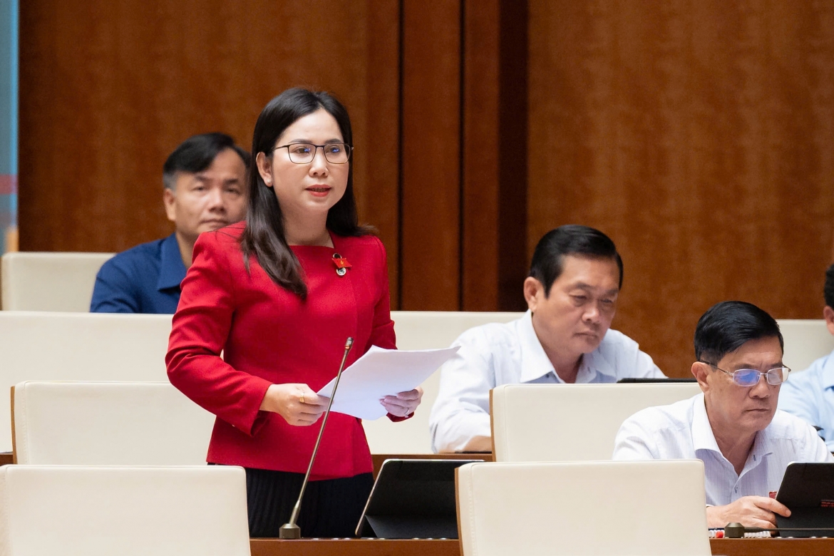 Đại biểu Lê Thị Ngọc Linh, Đoàn ĐBQH tỉnh Cà Mau phát biểu