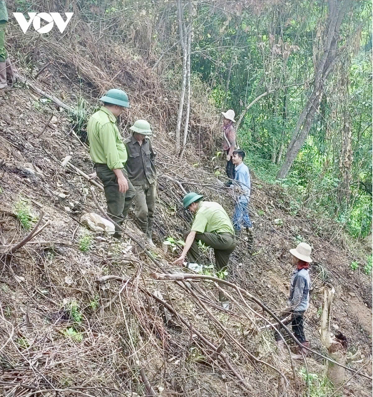 Lực lượng kiểm lâm có mặt cùng bà con giám sát, kiểm soát việc phát đốt thực bì, chuẩn bị đất để canh tác