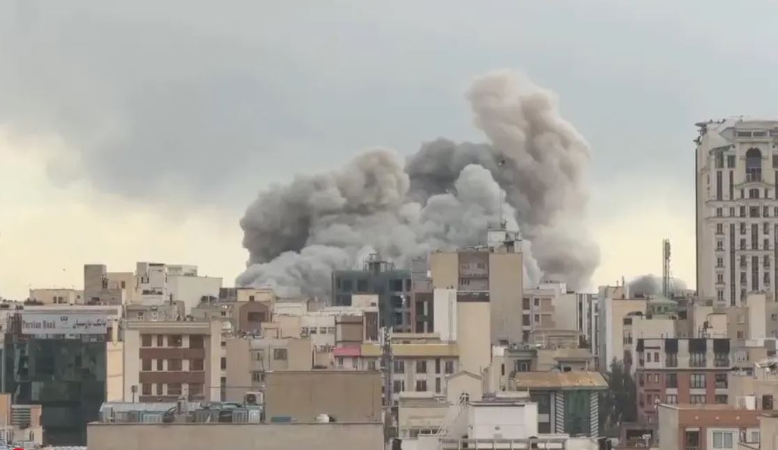 Khói bốc lên sau cuộc tấn công của Mỹ vào Tehran. Ảnh: AP