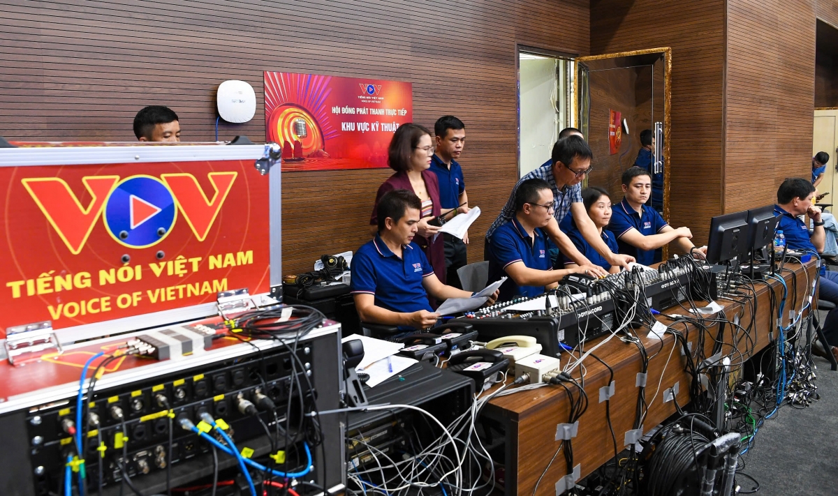 “Chúng tôi đã khảo sát kỹ địa điểm, mang theo nhiều thiết bị hiện đại để kết nối đồng bộ với hạ tầng của Báo và Phát thanh - Truyền hình Quảng Ninh. Đội ngũ kỹ thuật viên giàu kinh nghiệm được huy động trực tiếp kiểm tra, vận hành hệ thống. Đến thời điểm này, mọi điều kiện về trang thiết bị, đường truyền, tín hiệu đều đã sẵn sàng. Song song với đó, việc đảm bảo tín hiệu ổn định, âm thanh chuẩn xác và đường truyền liên tục trong suốt quá trình thi là yêu cầu bắt buộc – đòi hỏi sự chính xác gần như tuyệt đối từ đội ngũ kỹ thuật”, ông Long chia sẻ.