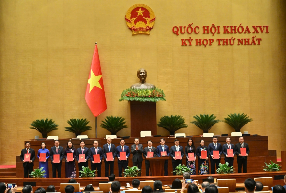 Ông Hoàng Văn Nghiệm, Ủy viên Ban Chấp hành Trung ương Đảng, Bí thư Tỉnh ủy Sơn La (thứ 5 từ trái qua), được Ủy ban Thường vụ Quốc hội phê chuẩn giữ chức vụ Trưởng Đoàn ĐBQH tỉnh Sơn La khóa XVI.
Ảnh: Đỗ Trọng Tuấn