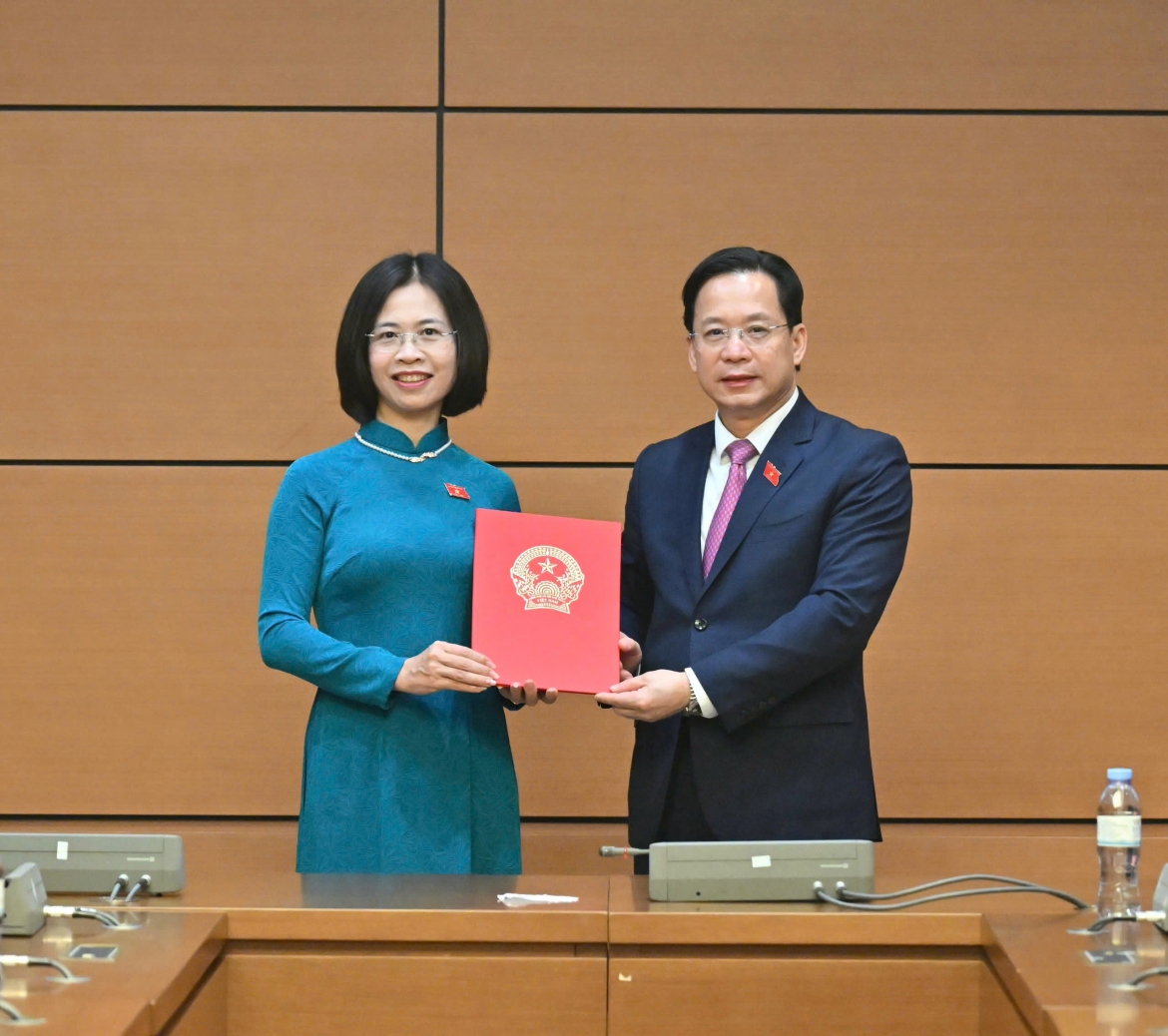 Ông Hoàng Văn Nghiệm chuyển trao Nghị quyết phê chuẩn Phó Trưởng Đoàn đại biểu Quốc hội chuyên trách khóa XVI tỉnh Sơn La cho bà Hoàng Ngân Hoàn. Ảnh: Đỗ Trọng Tuấn