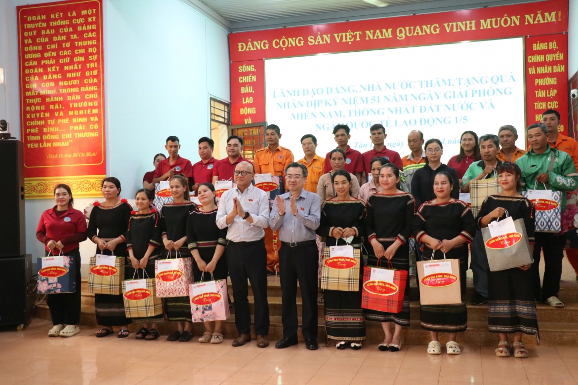 Ông Nguyễn Thanh Nghị thay mặt lãnh đạo Đảng, Nhà nước đã trao 120 suất quà tặng các gia đình chính sách, hộ nghèo, công nhân, người lao động có hoàn cảnh khó khăn tại Đắk Lắk.