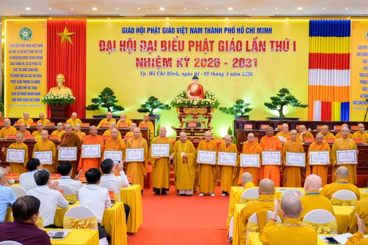 Trao tặng Bằng tuyên dương công đức của Trung ương GHPGVN đến tập thể Ban Trị sự và 87 Tăng Ni