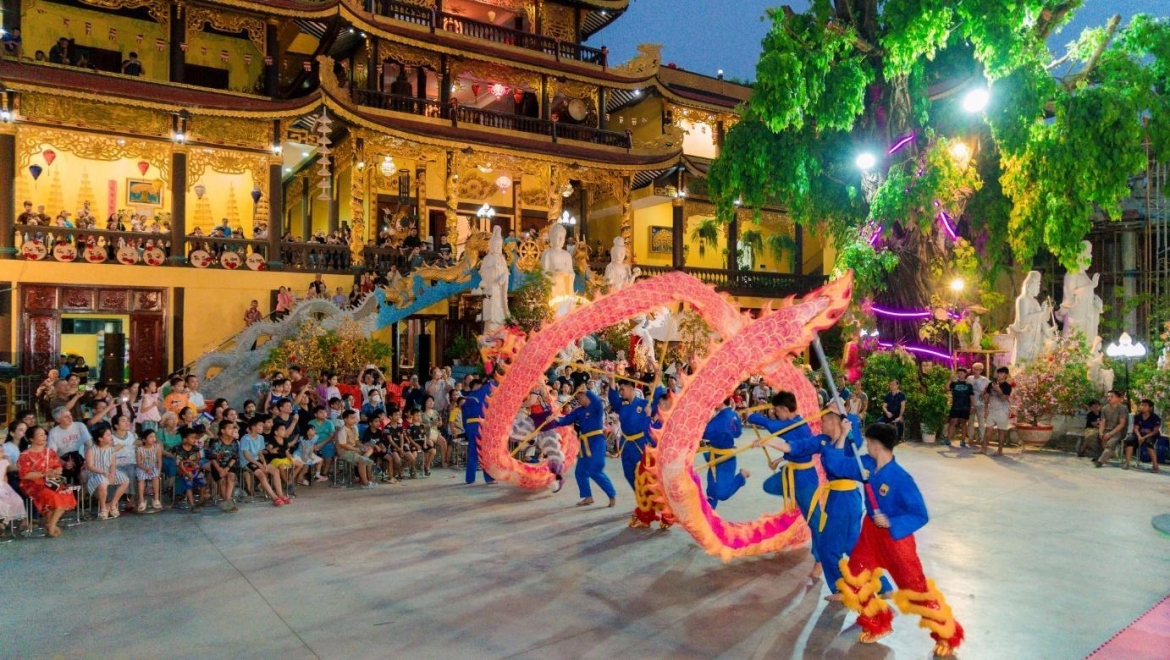 Tiếng trống lân rộn rã đánh thức ký ức quê hương tại Chùa Phật Tích (Viêng Chăn, Lào)