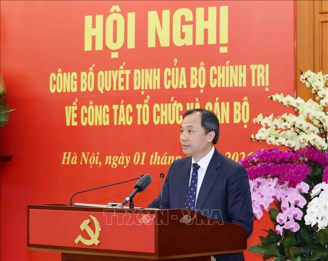 Đồng chí Hoàng Trung Dũng, Ủy viên Trung ương Đảng, Phó Trưởng Ban Thường trực Ban Tổ chức Trung ương thông báo các Quyết định của Bộ Chính trị về chức năng, nhiệm vụ, quyền hạn, tổ chức bộ máy, mối quan hệ công tác của 5 cơ quan. Ảnh: Phương Hoa/TTXVN