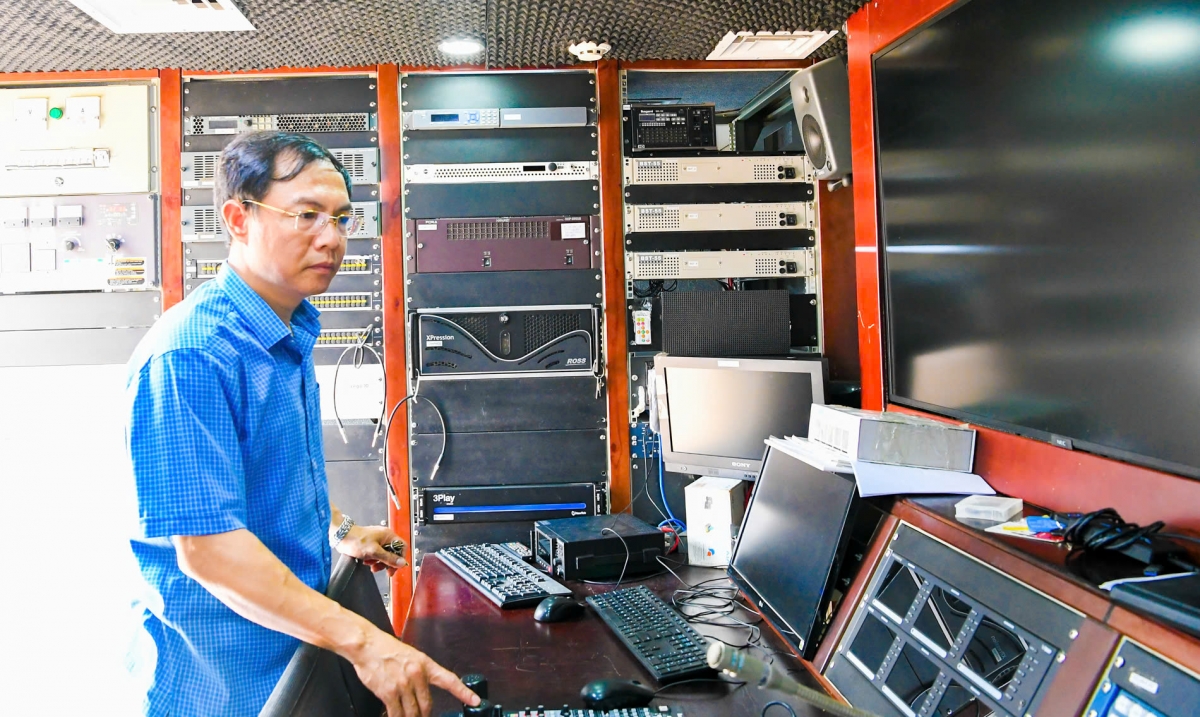 Không chỉ dừng lại ở hạ tầng kỹ thuật, nội dung và kịch bản chương trình cũng được đầu tư công phu. Với vai trò đơn vị đăng cai, Báo và Phát thanh - Truyền hình Quảng Ninh đảm nhiệm tốt công tác tổ chức, tích cực tham gia dự thi với nhiều tác phẩm được chuẩn bị kỹ lưỡng. Các ê-kíp đã bám sát hơi thở cuộc sống, lựa chọn đề tài thời sự, đồng thời đổi mới cách thể hiện theo xu hướng báo chí đa nền tảng. Trong những ngày cận kề sự kiện, phóng viên, biên tập viên, phát thanh viên liên tục luyện giọng, hoàn thiện nội dung, phối hợp chặt chẽ với bộ phận kỹ thuật để tạo ra những sản phẩm phát thanh chất lượng cao. (Ảnh: Ông Trần Tiến Long Phó phòng Kĩ thuật công nghệ của Báo và Phát thanh - Truyền hình Quảng Ninh kiểm tra kĩ thuật trước giờ khai mạc)
