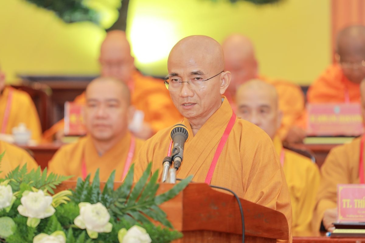Thượng tọa Thích Thiện Quý trình bày báo cáo hoạt động Phật sự nhiệm kỳ 2022-2027