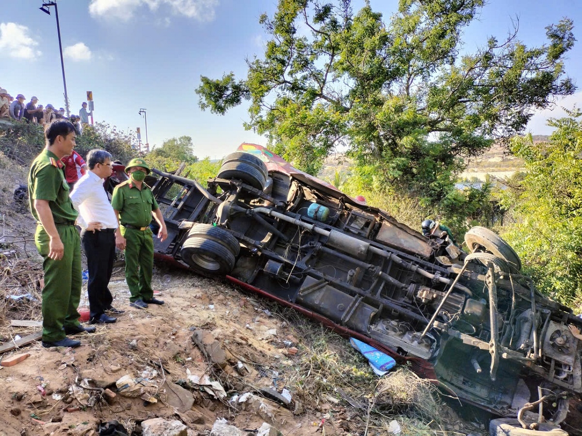 Ông Nguyễn Đức Hải Tùng (áo trắng), Bí thư Đảng ủy xã Hòa Thắng đang có mặt có mặt tại hiện trường cùng với lực lượng công an. Ảnh: B.H