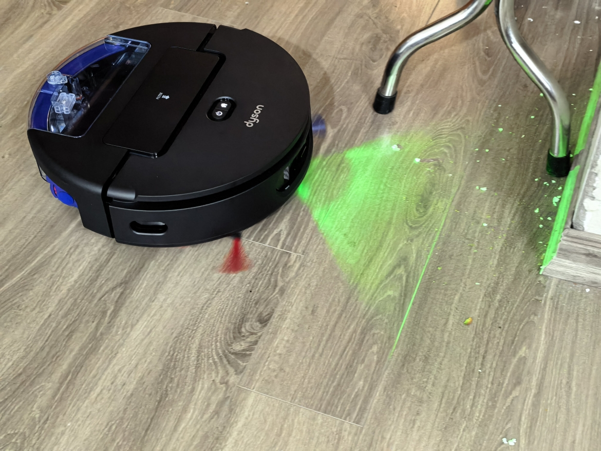 Đèn xanh giúp robot và chủ nhà dễ nhận ra các vết bẩn xuất hiện trên sàn mà mắt thường có thể không thấy
