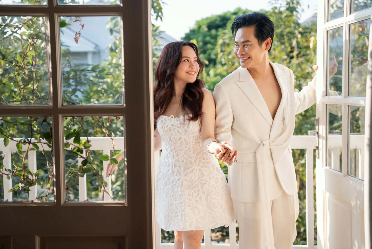 Vợ chồng Hồng Phúc - Quỳnh Phượng thực hiện bộ ảnh trong studio tại gia mới hoàn thiện. MC cho biết anh dành nhiều tâm huyết xây dựng, trang trí để biến căn phòng cũ thành không gian riêng cho gia đình chụp ảnh, quay video, thu âm podcast...