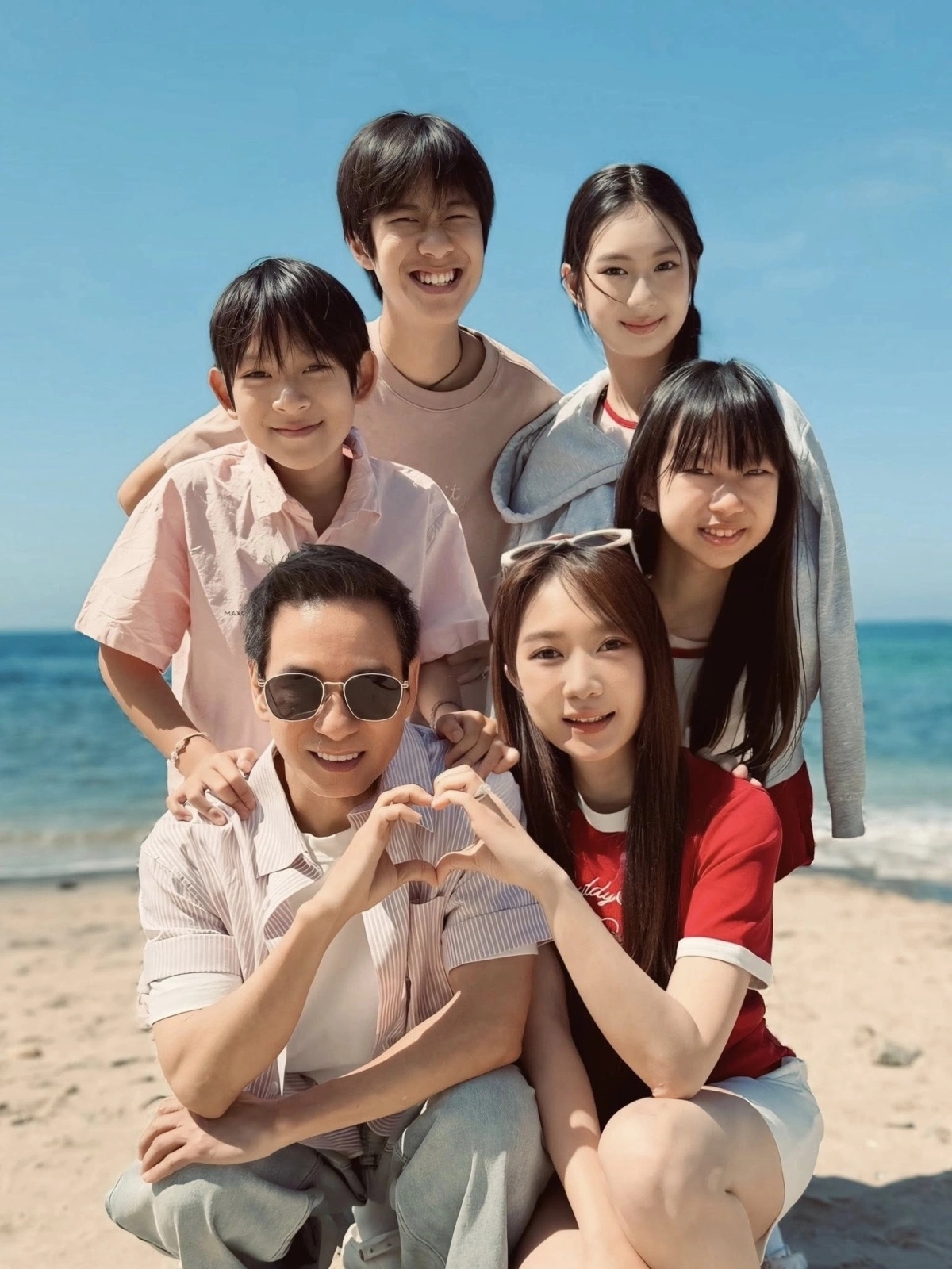 Gia đình Lý Hải - Minh Hà lên đồ đồng điệu khi nghỉ dưỡng ở biển.