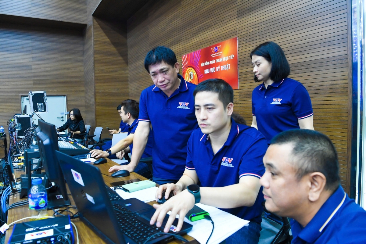 Không ồn ào, không xuất hiện trên sân khấu, nhưng đội ngũ kỹ thuật là lực lượng giữ vai trò quan trọng trong việc đảm bảo sự vận hành trơn tru của Liên hoan. Ông Huỳnh Thăng Long, Phó Giám đốc Trung tâm Sản xuất và Lưu trữ Chương trình, Đài Tiếng nói Việt Nam (VOV) cho biết, để chuẩn bị cho phần thi phát thanh trực tiếp – một nội dung được đánh giá cao về tính chuyên môn – đơn vị đã xây dựng kế hoạch chi tiết từ rất sớm.