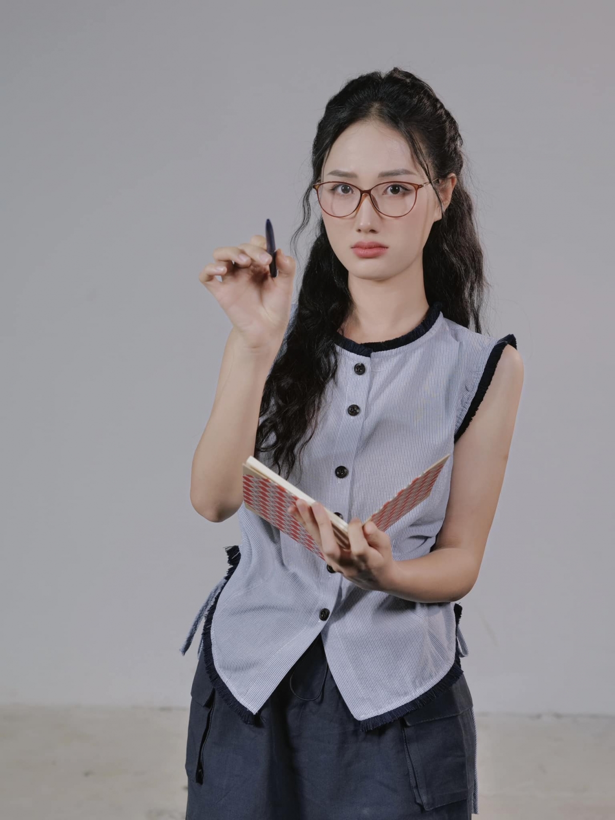 Đáng chú ý, trong “Đi giữa trời rực rỡ”, Khánh Ly đảm nhận vai Lê và gây tranh luận khi sử dụng giọng Nghệ An – chính là giọng quê của cô ngoài đời.