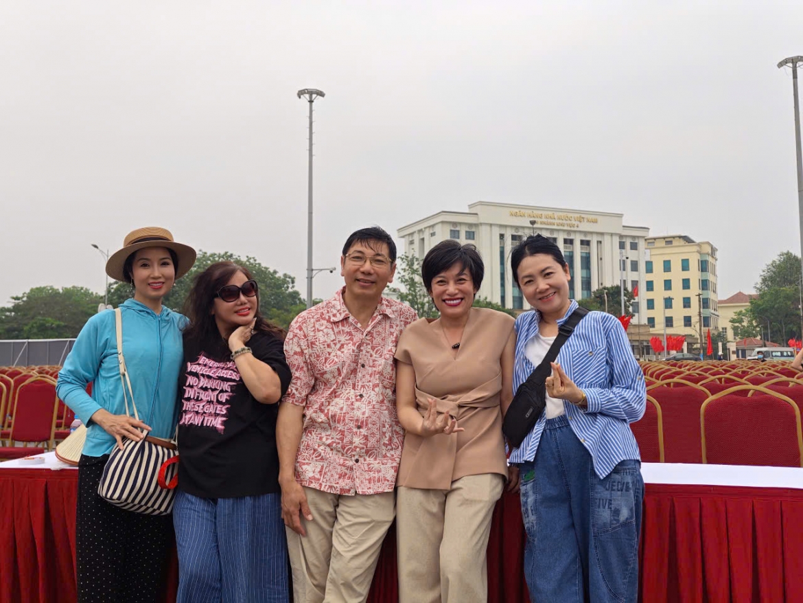 Ê kíp dàn dựng chương trình