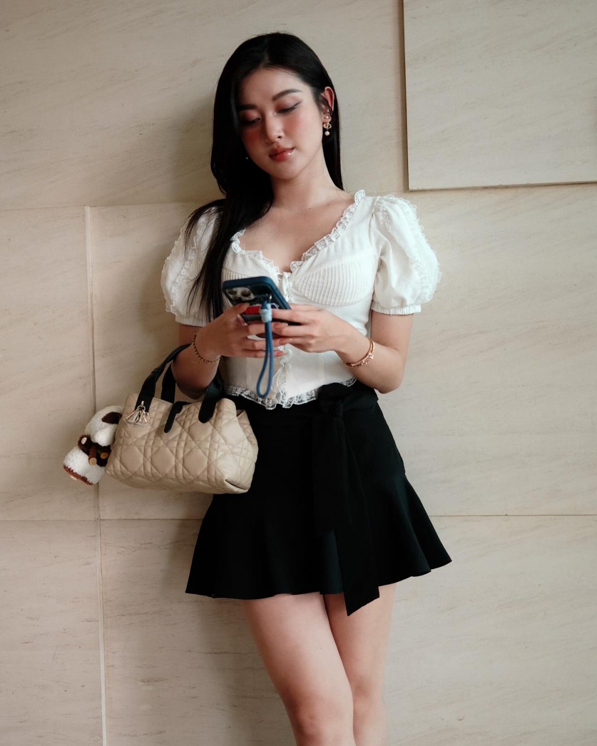 Những ngày qua, Á hậu Huyền My trở thành tâm điểm bàn tán khi vướng tranh cãi liên quan đến việc thanh lý một đôi giày đã qua sử dụng với mức giá khoảng 2 triệu đồng. Tuy nhiên, cô vẫn tận hưởng cuộc sống bình thường giữa những tranh luận trên MXH đồng thời thẳng thắn đáp trả khi bị mỉa mai. Huyền My cũng đã xóa đi hình ảnh đôi giày cùng những món đồ gây tranh cãi.