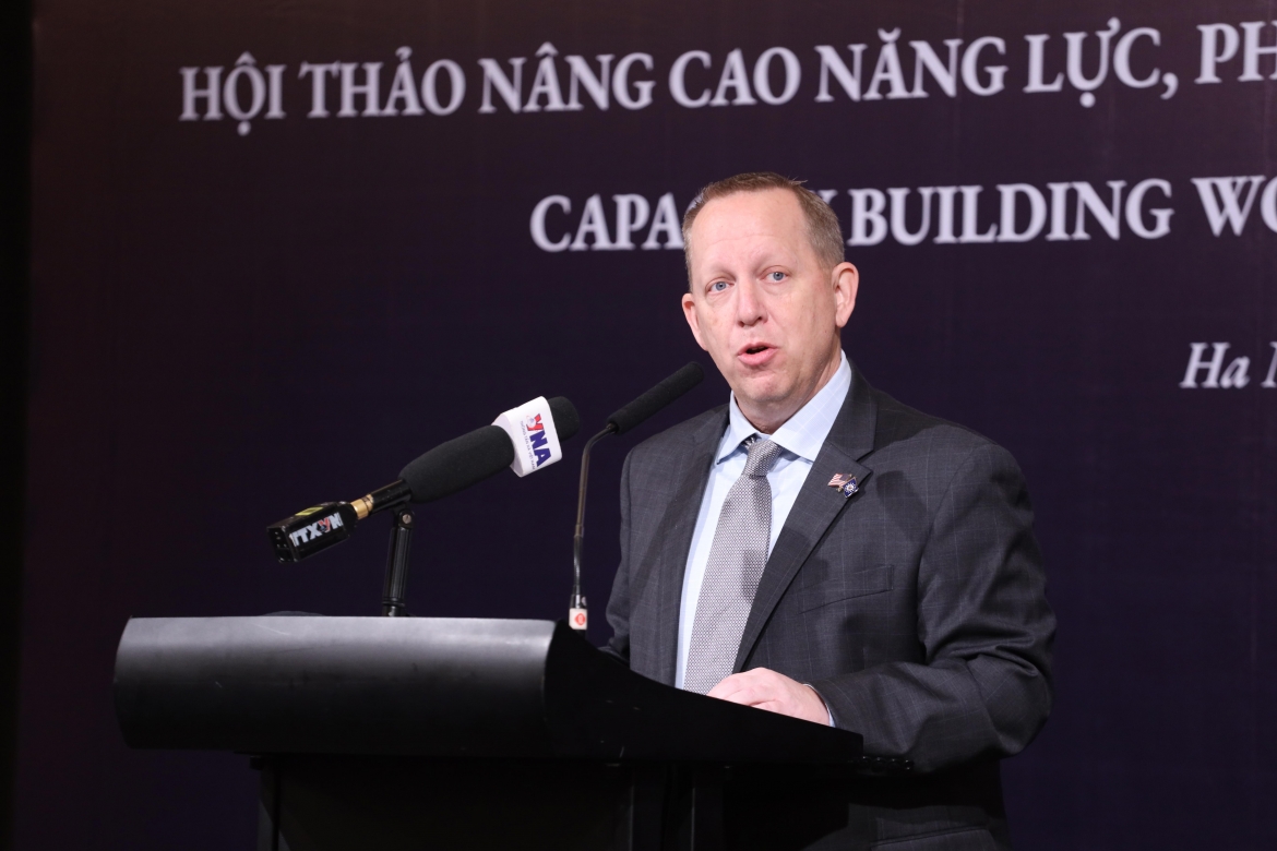 Ông John W. McIntyre, Đại biện Đại sứ quán Hoa Kỳ tại Hà Nội phát biểu tại sự kiện. Ảnh: Thành Long