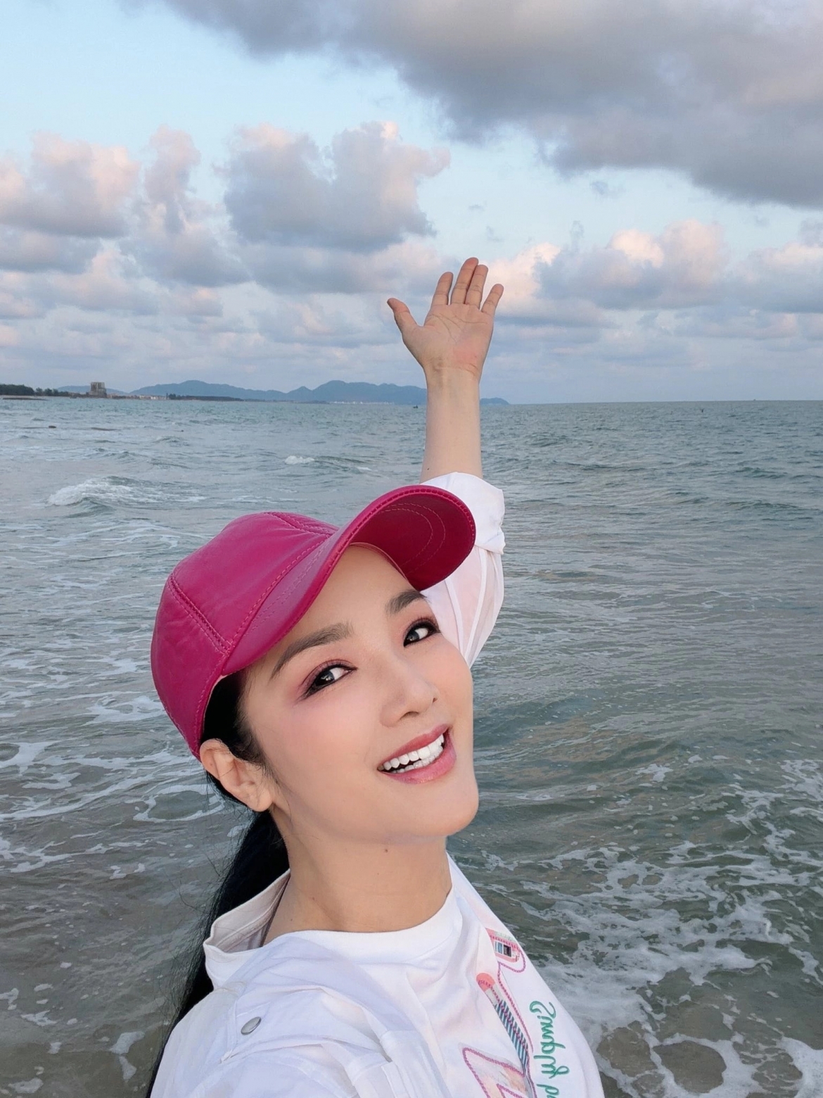 Hoa hậu Giáng My tươi tắn trong chuyến nghỉ dưỡng ở biển.