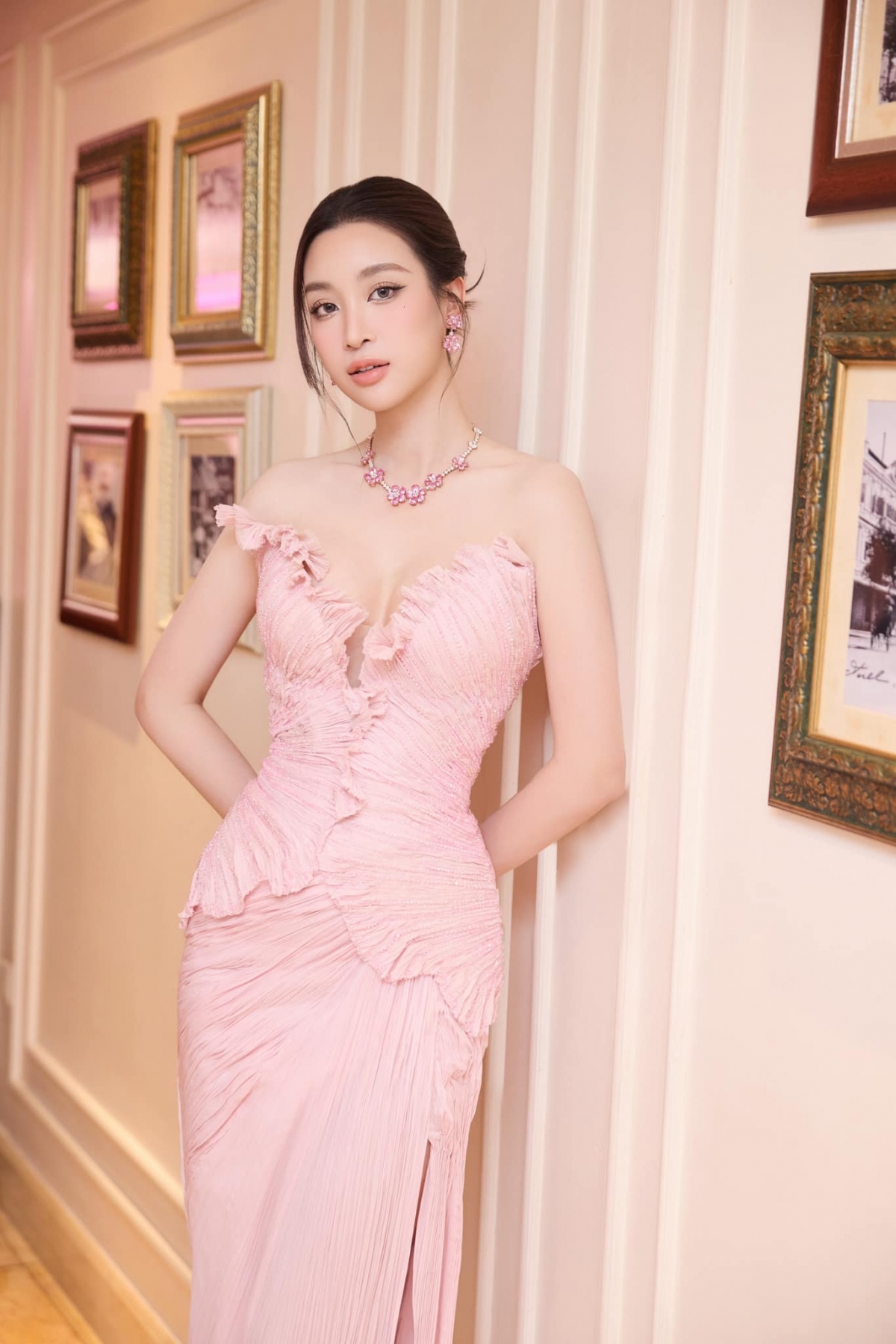 Hoa hậu Đỗ Mỹ Linh chia sẻ nhận được món quà đặc biệt từ anh chồng là doanh nhân Đỗ Quang Vinh. Người đẹp đăng tải clip khoe món quà là một chiếc túi thuộc thương hiệu Chanel có giá khoảng 300 triệu đồng, được đặt trong hộp giấy sang trọng. "Món quà đặc biệt dành cho ngày đặc biệt", cô viết.