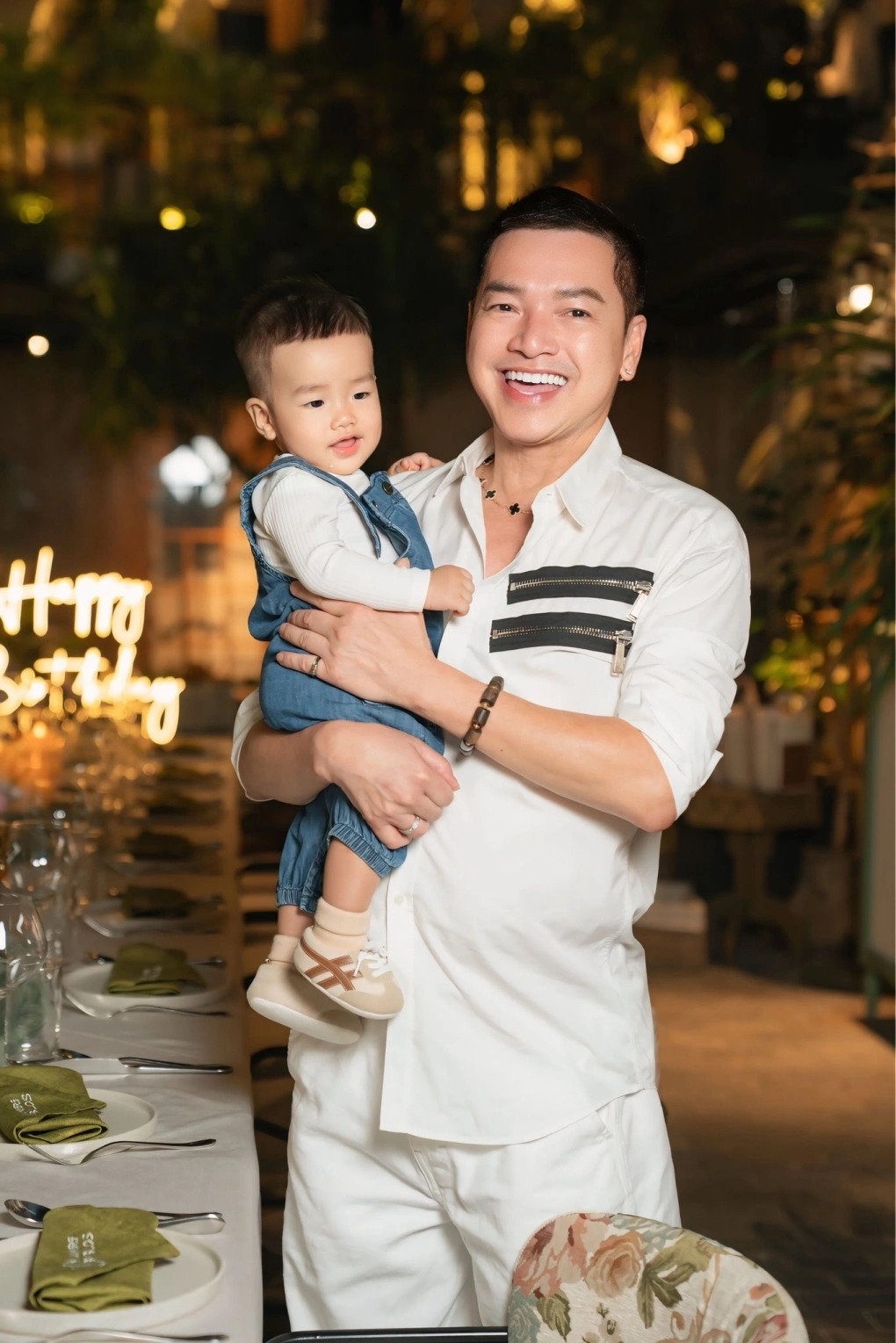 Sao Việt 26/4: Làm bố ở tuổi 66, diễn viên Quang Minh cho biết anh chịu nhiều áp lực vì sức khỏe không còn như trước. Vì con còn nhỏ, anh càng lo lắng, trăn trở về việc tạo dựng cuộc sống đủ đầy và tương lai ổn định cho bé. Anh muốn đưa vợ con sang Mỹ để thuận lợi cho việc học tập của bé Dustin trong tương lai.