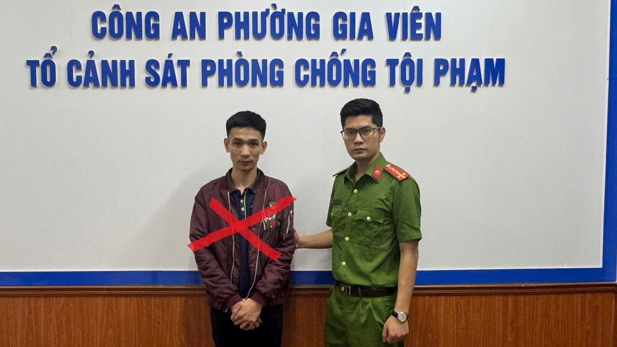 Công an phường Gia Viên bắt giữ Đinh Văn Kiếm. Ảnh công an cung cấp