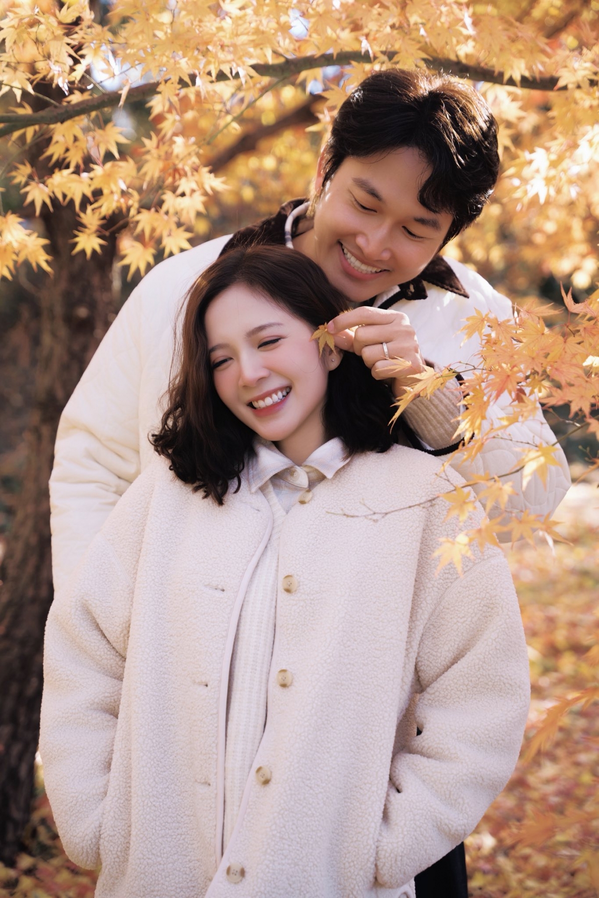 Theo Ngọc Huyền, Đình Tú thích làm việc nhà như rửa bát, quét nhà, giặt giũ... Trong khi đó, nữ diễn viên nấu ăn khá ngon. Về vấn đề tài chính sau kết hôn, Ngọc Huyền cho biết Đình Tú lo chi phí nhà cửa, phí sinh hoạt, đối nội, đối ngoại còn cô chỉ việc cân đối sao cho phù hợp. "Tiền tôi kiếm ra có thể thoải mái tiêu riêng, mua những gì mình thích, chồng không có ý kiến gì", cô nói.