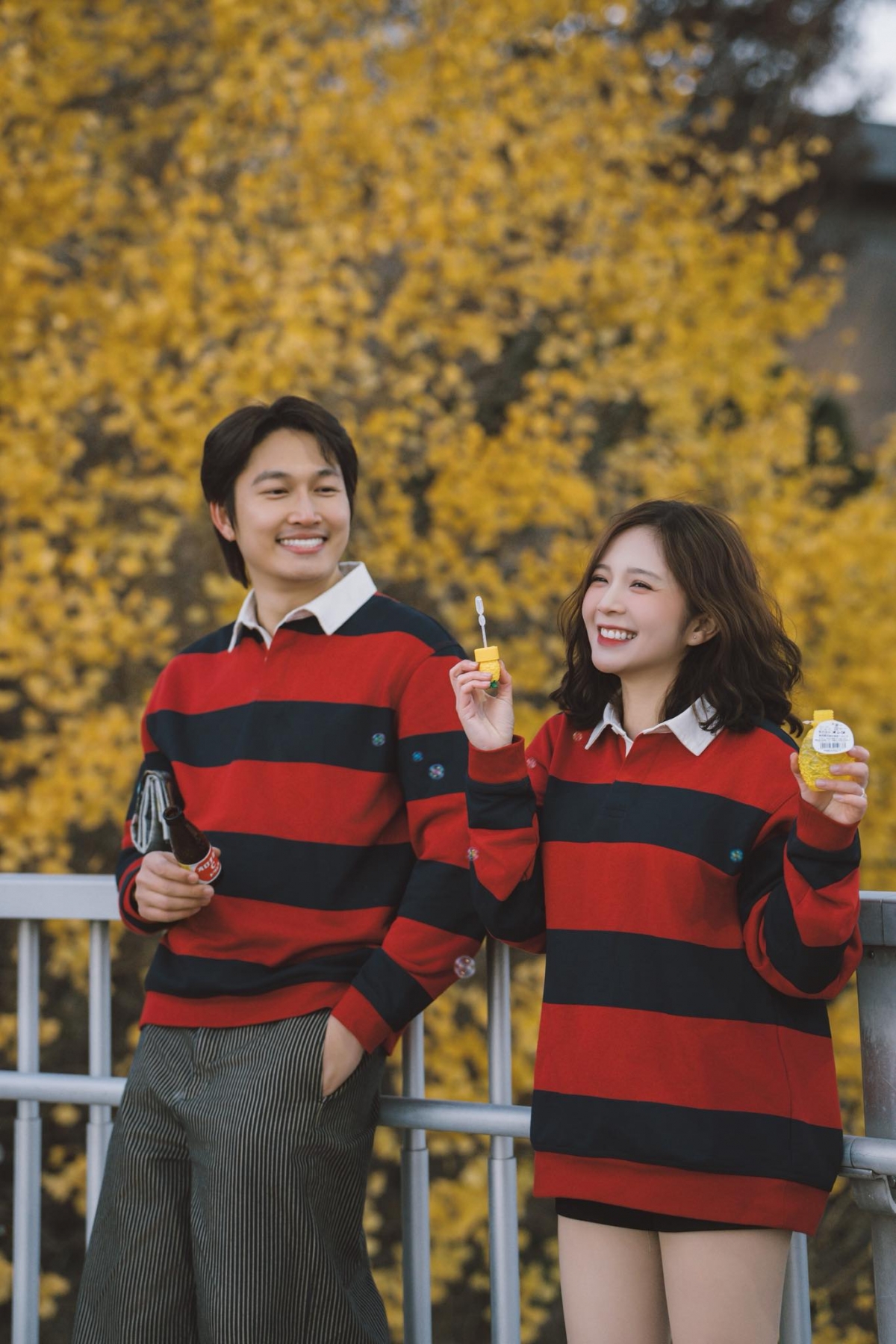 Ngọc Huyền sinh năm 1997, tốt nghiệp trường Đại học Sư phạm Hà Nội, sau đó bén duyên với con đường diễn xuất. Sở hữu vẻ ngoài xinh xắn, trong trẻo, cô thường được giao những vai diễn ngây thơ, trong sáng. Cô từng tham gia các bộ phim như "Những ngày không quên", "Mặt nạ gương"; "Gara hạnh phúc", "Đừng nói khi yêu"; "Chúng ta của 8 năm sau", "Cha tôi, người ở lại". Đình Tú sinh năm 1992, được biết đến với hàng loạt phim truyền hình như "Ghét thì yêu thôi", "Yêu thì ghét thôi", "Hướng dương ngược nắng", "Cả một đời ân oán", "Thương ngày nắng về", "Những chặng đường bụi bặm".