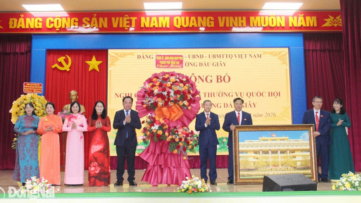 Lãnh đạo thành phố Đồng Nai tặng hoa chúc mừng phường Dầu Giây (Ảnh: BĐN)