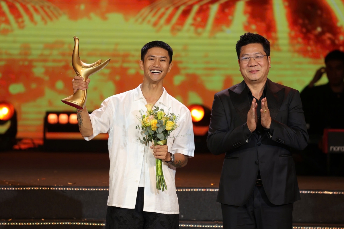 Nguyễn Hùng giành giải Bài hát của năm với "Còn gì đẹp hơn"