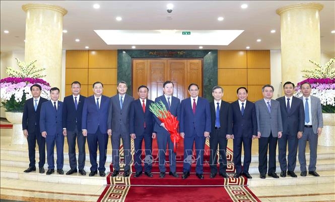 Thường trực Ban Bí thư Trần Cẩm Tú, Thủ tướng Phạm Minh Chính cùng các đồng chí lãnh đạo Đảng, Nhà nước chụp ảnh chung với Ban lãnh đạo Đài Truyền hình Việt Nam. Ảnh: Phương Hoa/TTXVN