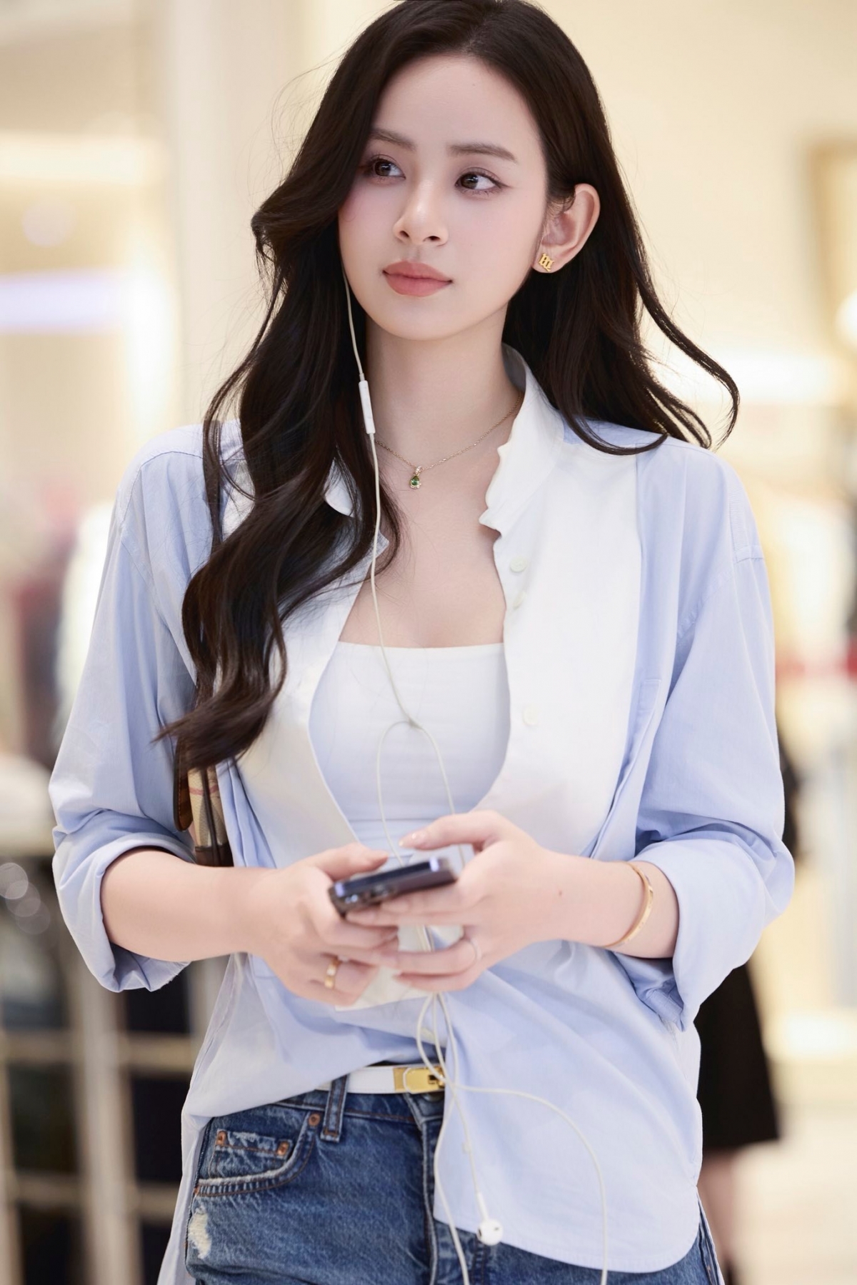  Hương Liên, sinh năm 2003, được nhiều khán giả biết đến khi tham gia The Face Vietnam 2023. Người đẹp sở hữu gương mặt thanh tú và nụ cười rạng rỡ. Cô nổi tiếng qua vai trò người mẫu. Cuối năm 2025, Hương Liên lên xe hoa cùng ông xã Lê Minh Trung.