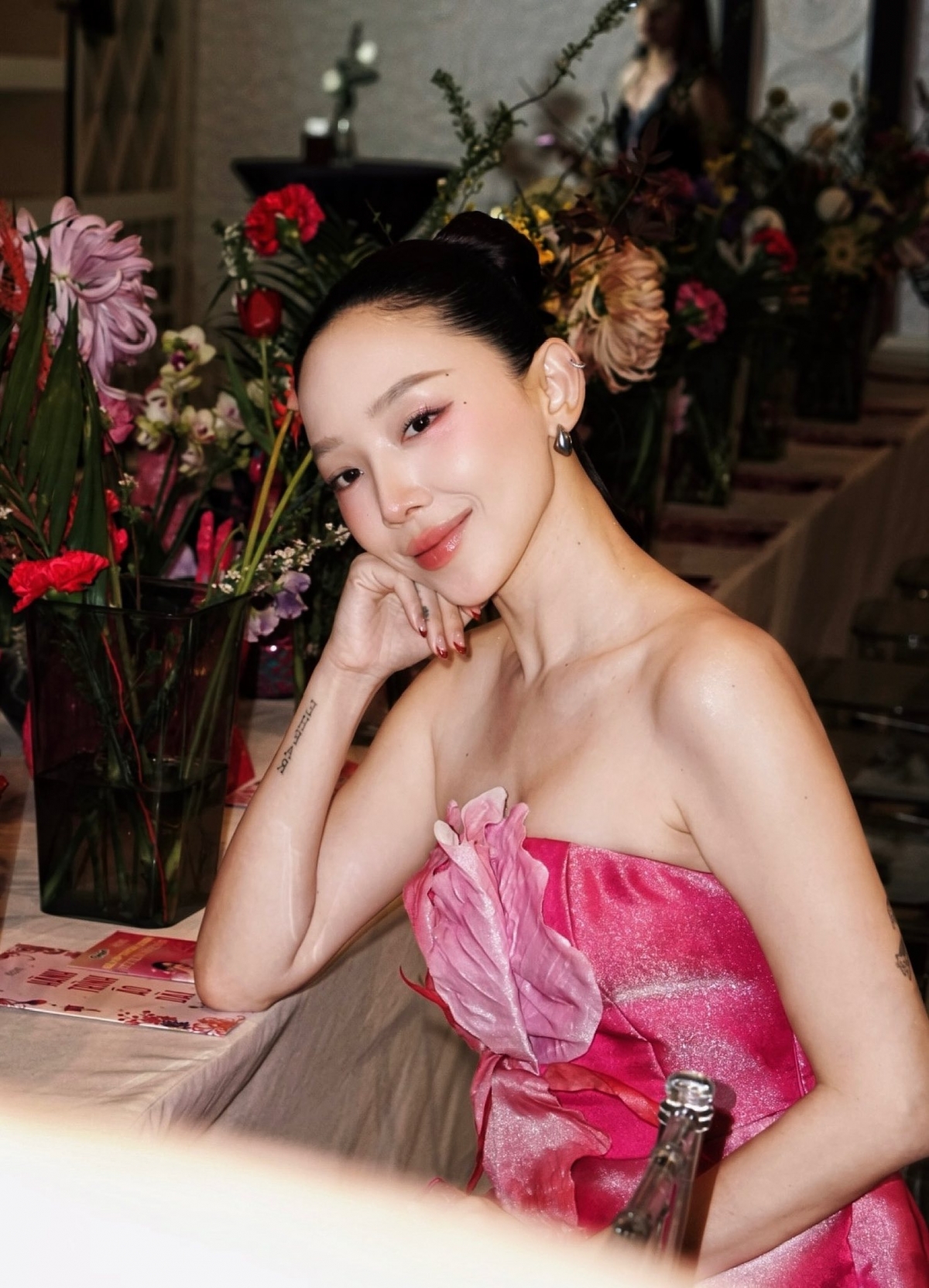 Sao Việt 9/4: Mới đây, cụm từ "Tóc Tiên và bạn trai mới" bất ngờ leo top tìm kiếm, đặc biệt liên quan đến dàn thí sinh Tân Binh Toàn Năng. Cô nhanh chóng bắt trend TikTok cùng Hồ Đông Quan và LEZII trong clip nhảy trẻ trung. Tuy nhiên, dòng trạng thái “TócTin và tin đồn của cô í” trên Threads mới là điểm khiến dân tình chú ý, được xem như cách cô ngầm phủ nhận mọi đồn đoán.