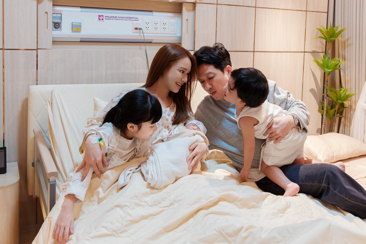 Tháng 1/2025, Nhã Phương hạ sinh con thứ ba. Dù đã là lần sinh con thứ ba nhưng cảm xúc của cô vẫn vẹn nguyên như ngày đầu tiên. "Vẫn là cảm giác hồi hộp, vẫn là sự bỡ ngỡ đến run rẩy khi lần đầu tiên được chạm vào con, ngắm nhìn thiên thần bé nhỏ này", cô bày tỏ.