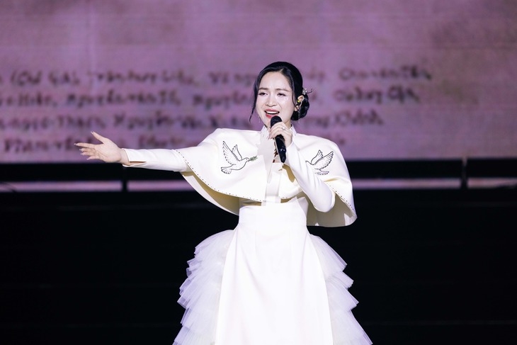 Nguyễn Duyên Quỳnh từng phải xin lỗi vì lộ hát nhép trên sóng lễ trao giải Làn sóng xanh 2025. Ảnh: BTC