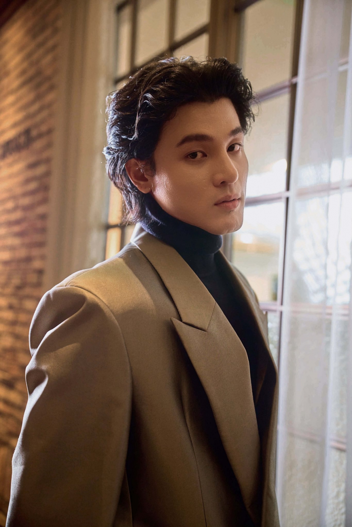 Với lợi thế chiều cao, Khương Lê còn làm người mẫu ảnh, ghi dấu ấn nhờ thần thái tự tin và phong cách trẻ trung, đa dạng trước ống kính.