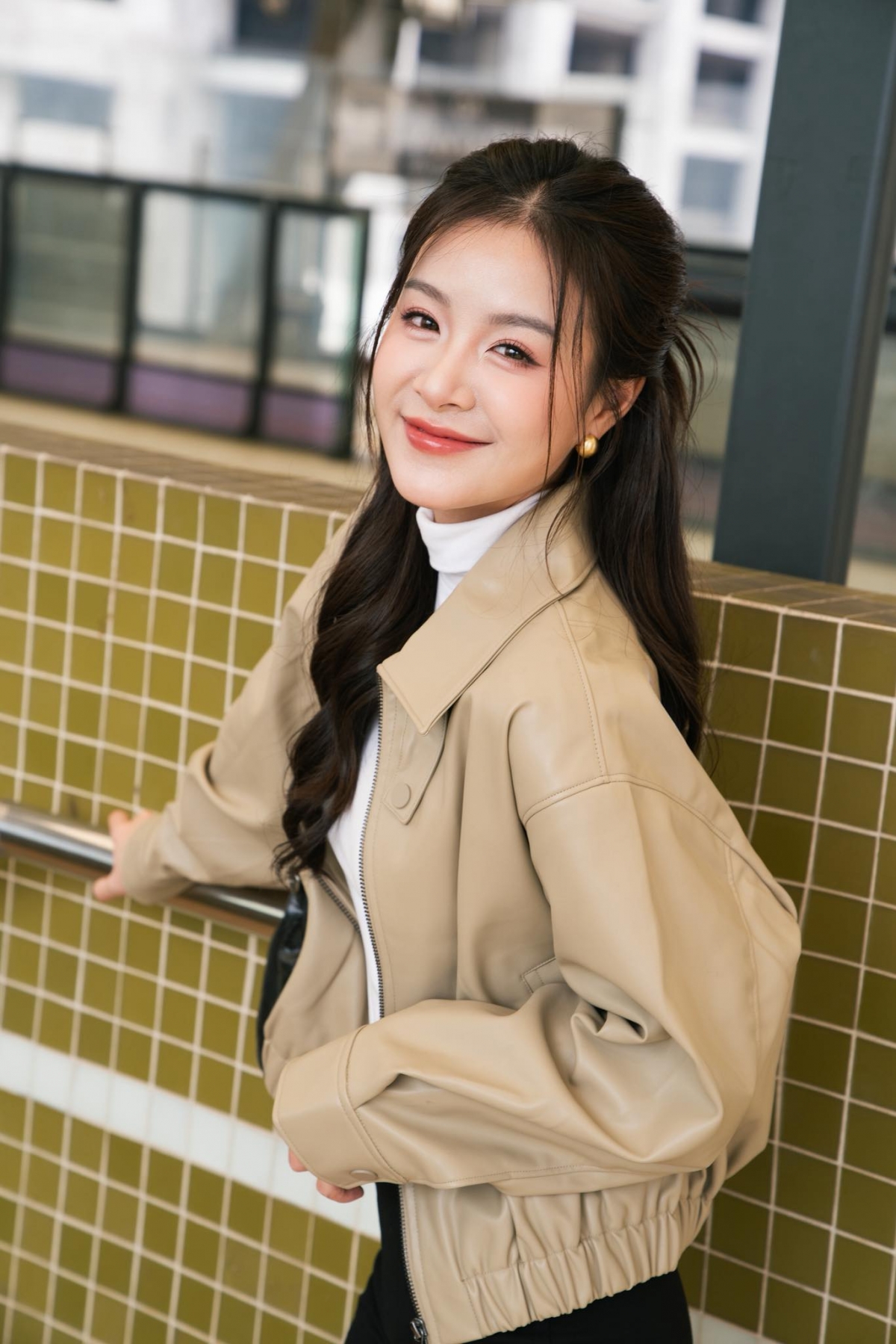 Trang Emma, tên thật là Huyền Trang, sinh năm 2000, từng tham gia các phim "Làng trong phố", "Những nẻo đường gần xa", "Không thời gian", "Không giới hạn"... Để hóa thân vào vai Vi Minh, Trang Emma đã có sự chuẩn bị kỹ lưỡng, từ luyện tập hình thể, kỹ năng catwalk cho đến nghiên cứu tâm lý nhân vật.  