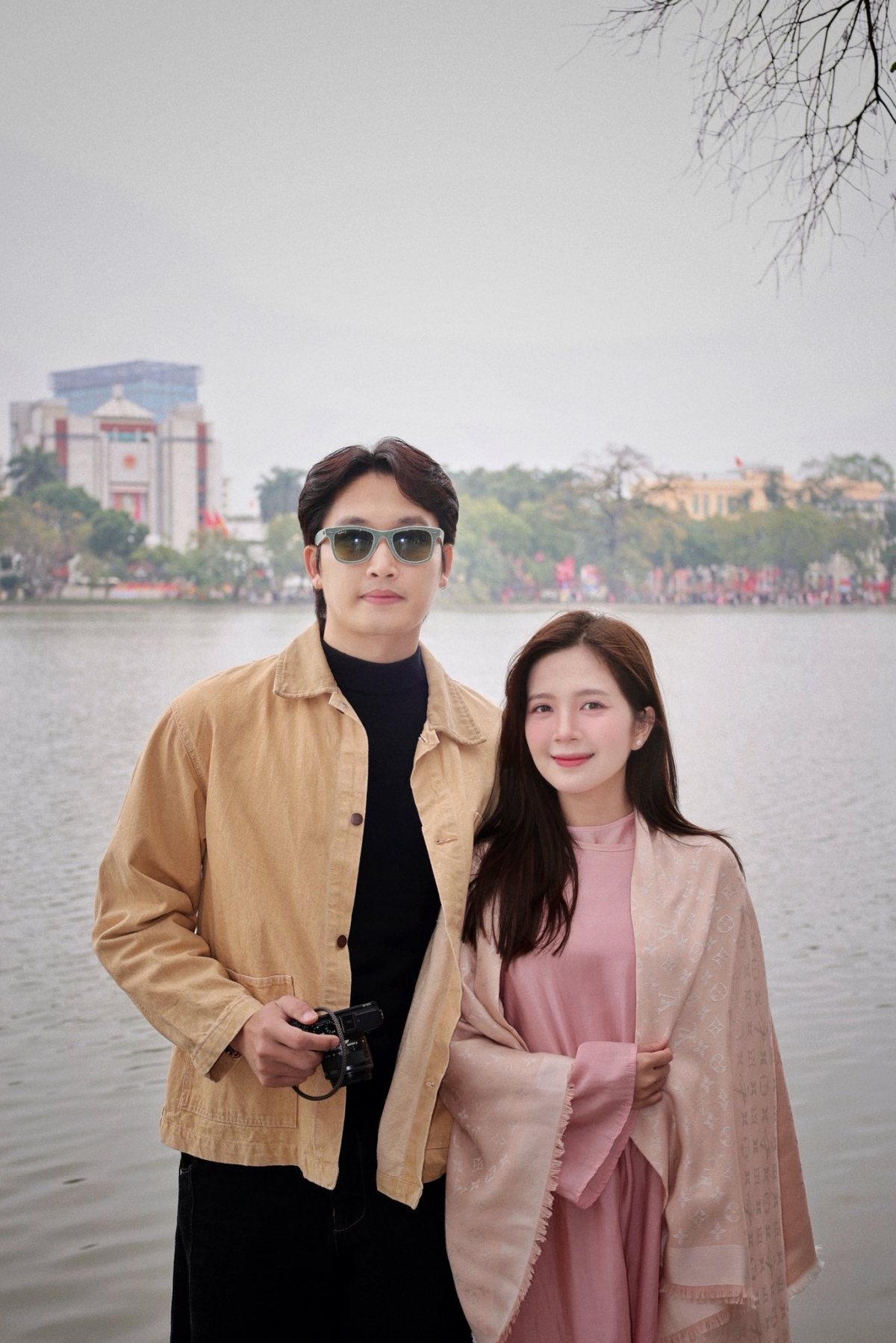 Nói về việc sinh con sau khi kết hôn, cả hai cho biết vẫn chưa có kế hoạch cụ thể. Đình Tú nói bố mẹ hai bên cũng rất mong có cháu, nhưng hai vợ chồng cần thêm thời gian. "Tôi đã gần 35 tuổi, có con luôn cũng được nhưng Huyền vẫn đam mê công việc, vẫn muốn được tận hưởng cuộc sống thêm. Sau bộ phim Ngược đường ngược nắng, hai vợ chồng sẽ khi khám tổng quát để chuẩn bị cho việc sinh con", nam diễn viên chia sẻ.