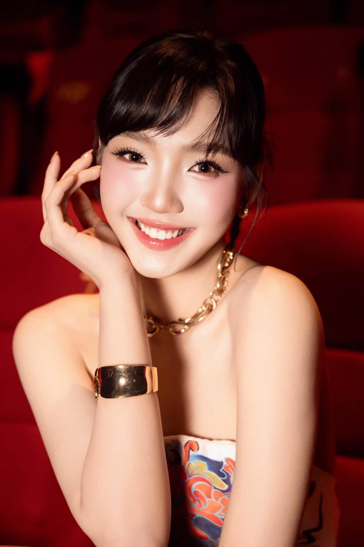 Bên cạnh diễn xuất, Minh Anh thường được mời đóng quảng cáo, làm mẫu ảnh khi sở hữu chiều cao nổi bật 1,75m. Nữ diễn viên có nhan sắc trong trẻo, nhẹ nhàng, toát lên nét cuốn hút riêng. Cô ghi điểm nhờ gương mặt sáng, nụ cười tự nhiên và thần thái đúng chuẩn “nàng thơ”.