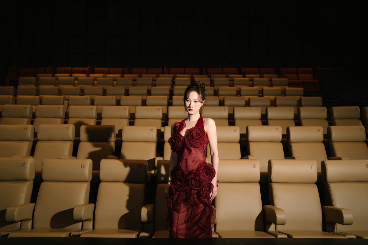 Dù là “tay ngang”, cô vẫn dần tạo được dấu ấn khi xuất hiện trong nhiều bộ phim truyền hình như “Thương ngày nắng về”, “Hương vị tình thân”, “Lựa chọn số phận”, “Dưới bóng cây hạnh phúc”, “Gia đình mình vui bất thình lình”, “Trạm cứu hộ trái tim”, “Những nẻo đường gần xa”, “Đi giữa trời rực rỡ”.