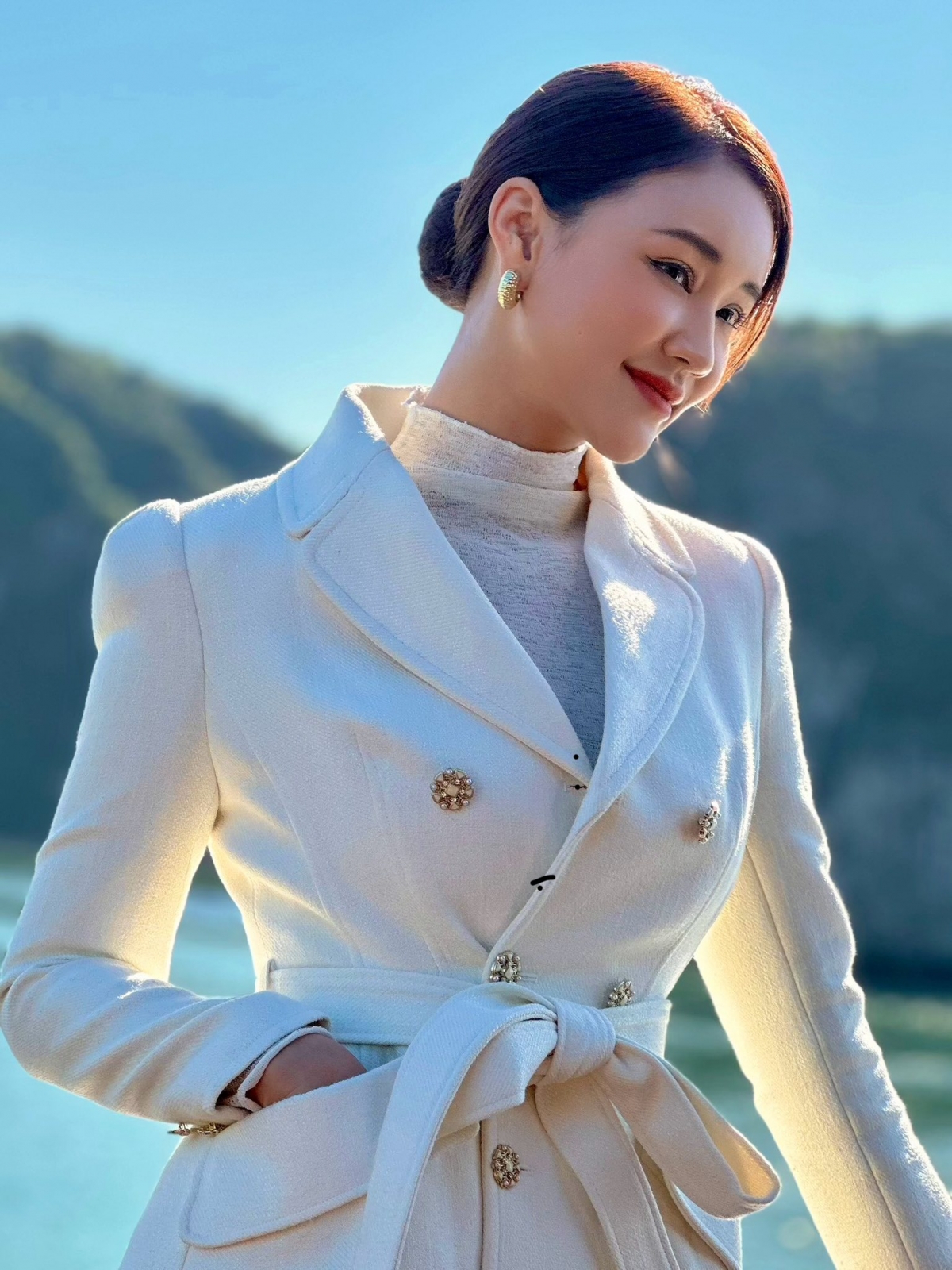 Trong "Lời hứa đầu tiên", Maya vào vai Quỳnh Mai, người có cá tính, sắc sảo, thực dụng. Cô không thích Vi Minh do ngoại hình, phong cách nhạt nhòa, luôn thiên vị Thanh Hương và Linh Anh. 