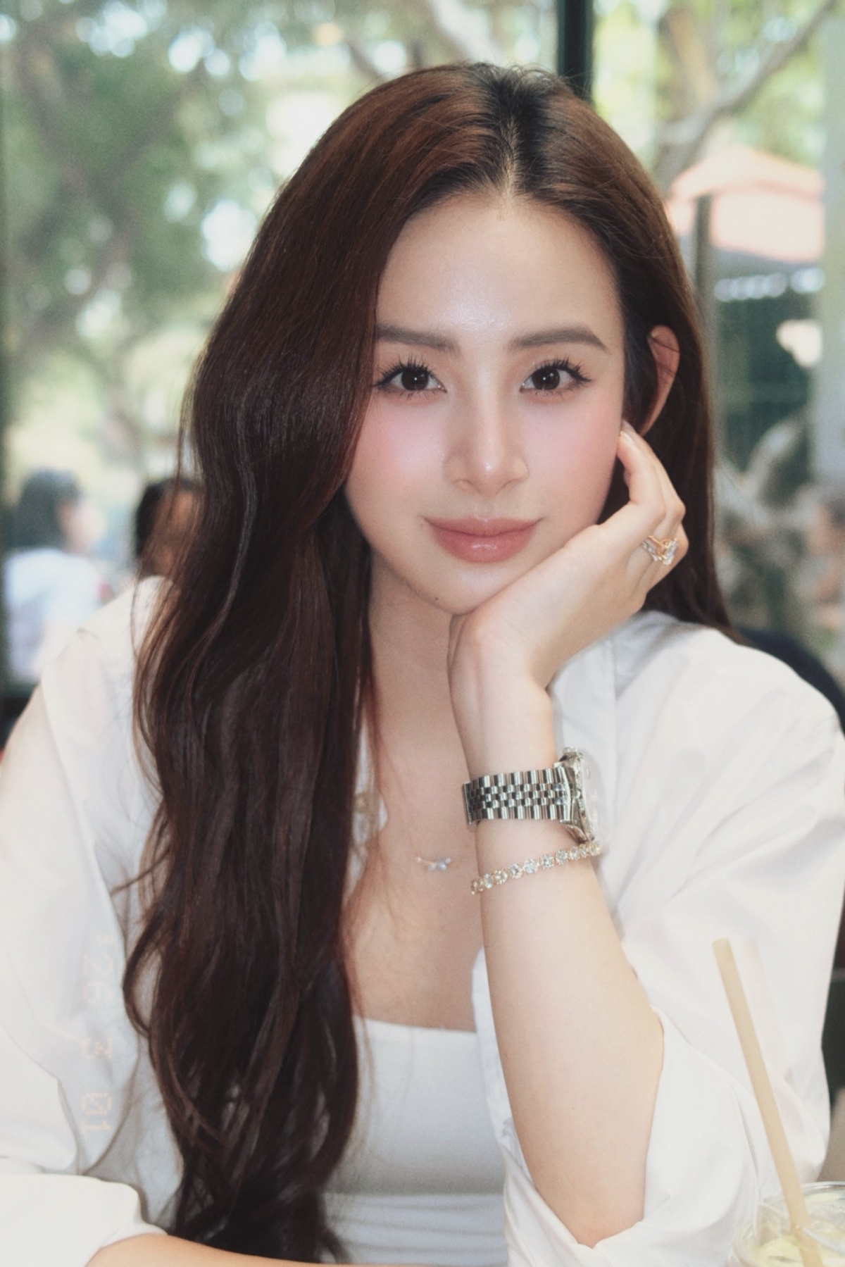 Trong “Lời hứa đầu tiên”, Hương Liên vào vai Linh Anh, một gương mặt nổi bật sau cuộc thi sắc đẹp. Linh Anh cùng phe với Thanh Hương, thường xuyên mỉa mai, nói xấu Vi Minh. 