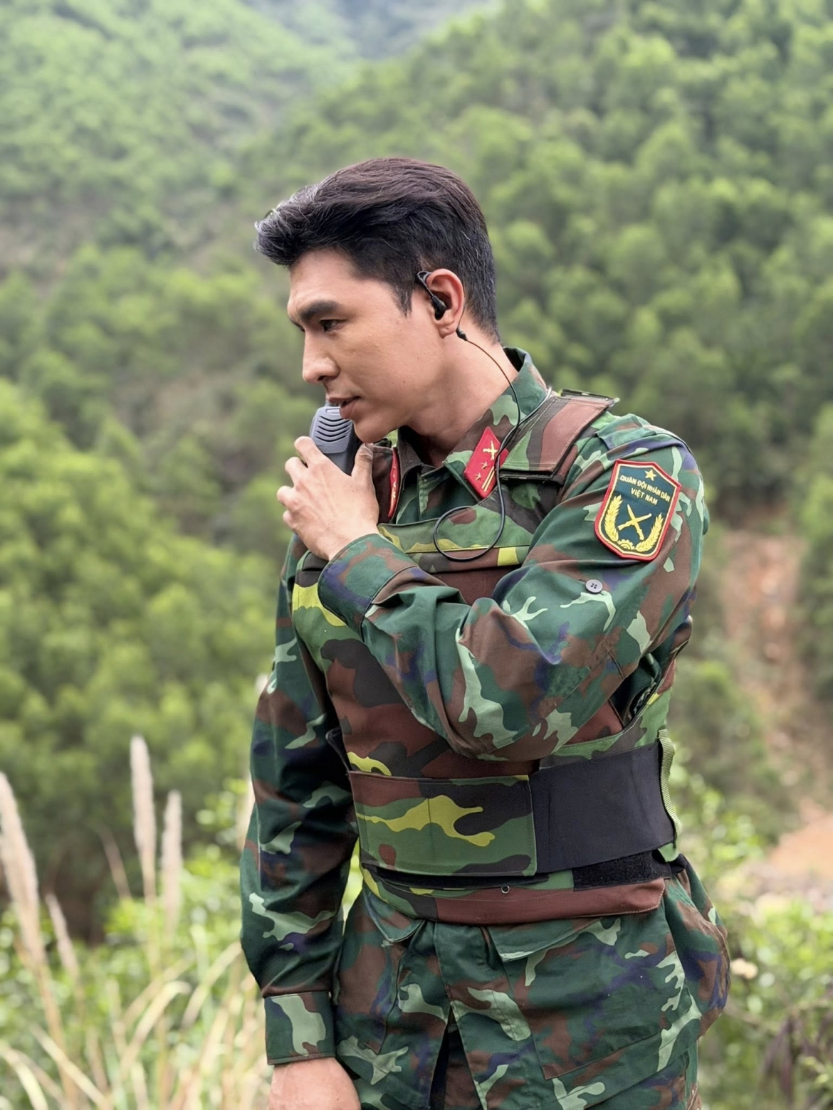 Ảnh hậu trường của Steven Nguyễn trong phim "Không giới hạn". Ảnh: FBNV