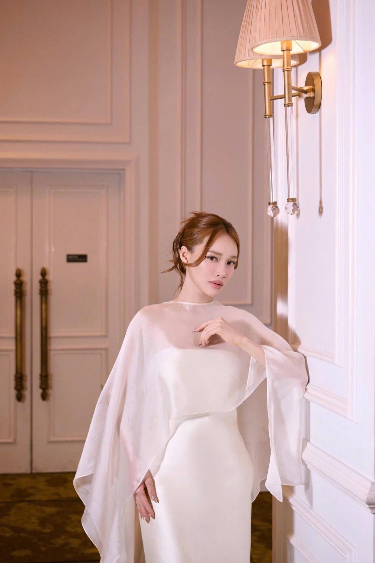 Sau sinh con thứ ba, diễn viên Nhã Phương xuất hiện tại nhiều sự kiện giải trí. Dù vừa trải qua hành trình sinh nở, cô vẫn giữ được thân hình mảnh mai, vòng eo gọn gàng và thần thái rạng rỡ. Nhiều người nhận xét rằng vóc dáng của Nhã Phương gần như không thay đổi so với trước khi mang thai, thậm chí còn săn chắc và quyến rũ hơn.