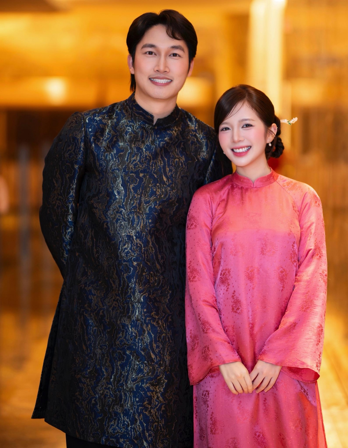 Chia sẻ về cảm nhận khi đóng cặp cùng ông xã Đình Tú, Ngọc Huyền cho biết: "Tôi và chồng đã ở bên nhau hơn 3 năm, cũng đã qua giai đoạn mặn nồng, thay vào đó là sự thân quen, gần gũi hơn. Khi diễn những cảnh tình cảm với nhau, tôi lại thấy áp lực, lo lắng và ngại ngùng. Dù trước đây tôi từng diễn những cảnh tình cảm với các bạn diễn khác và thấy mọi thứ khá đơn giản nhưng khi diễn cùng chồng, cảm giác lại hoàn toàn khác".