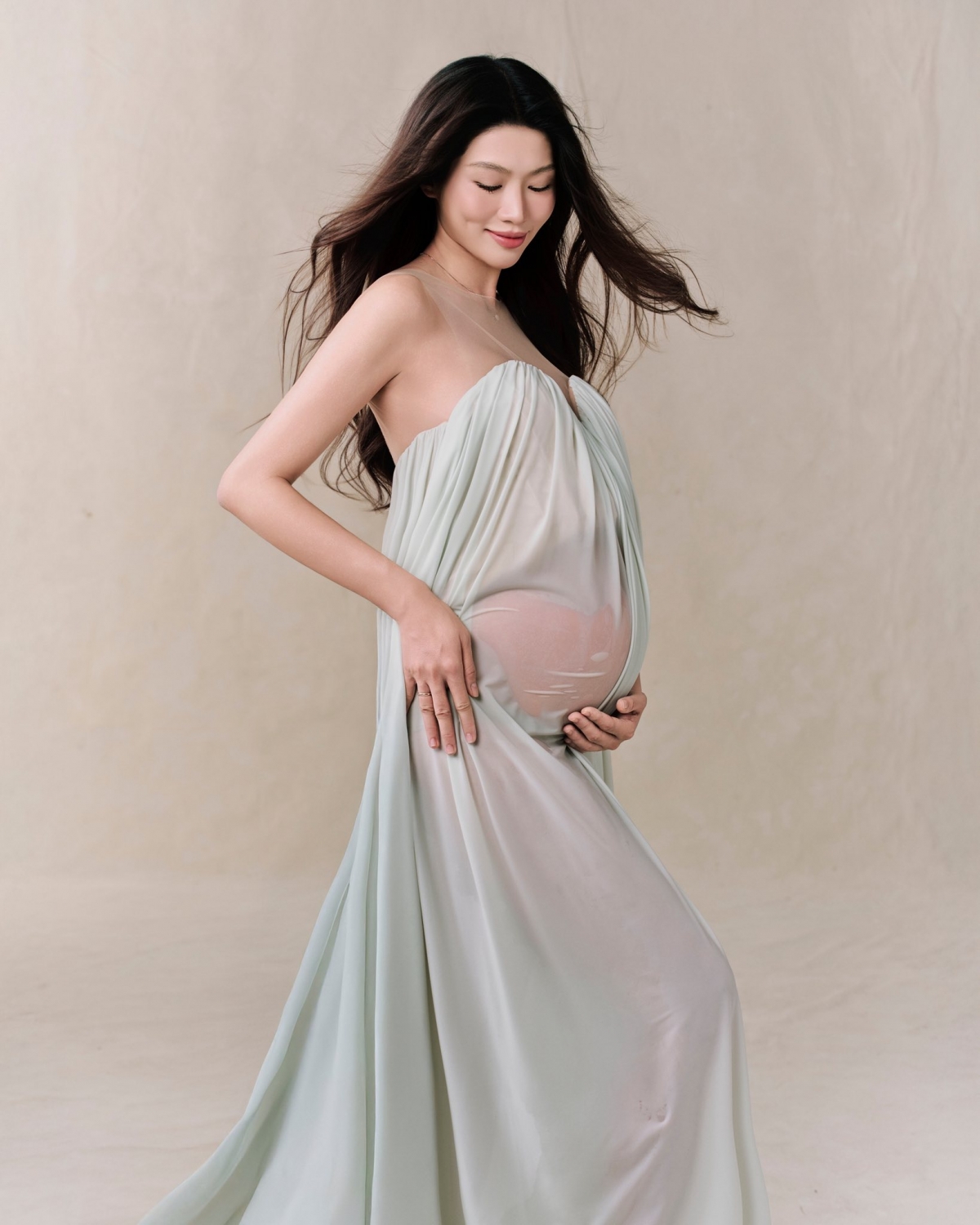 Á hậu Quỳnh Châu khoe nhan sắc rạng rỡ trong bộ ảnh bầu. Ảnh: FBNV