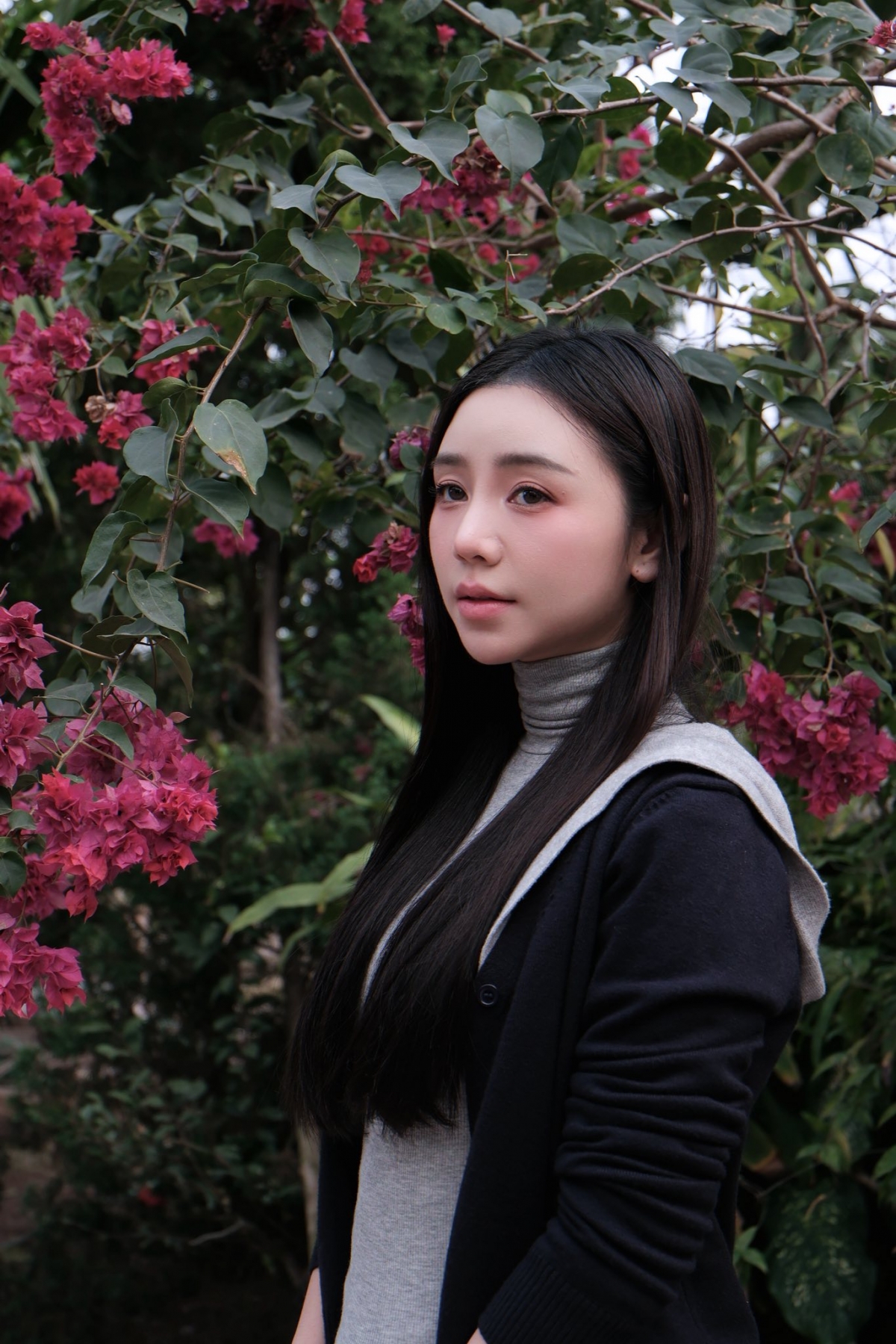 Trước phản ứng gay gắt của khán giả khi nhân vật Thương liên tục khóc trong bộ phim “Bước chân vào đời”, Quỳnh Kool đã lên tiếng, lý giải chiều sâu tâm lý của nhân vật. Theo nữ diễn viên, Thương không phải kiểu phụ nữ mạnh mẽ như nhiều người kỳ vọng, mà là một con người bị dồn nén quá lâu. Gần đây, vai Thương do Quỳnh Kool đảm nhận bị chê quá yếu đuối, suốt ngày khóc lóc gây mệt mỏi.