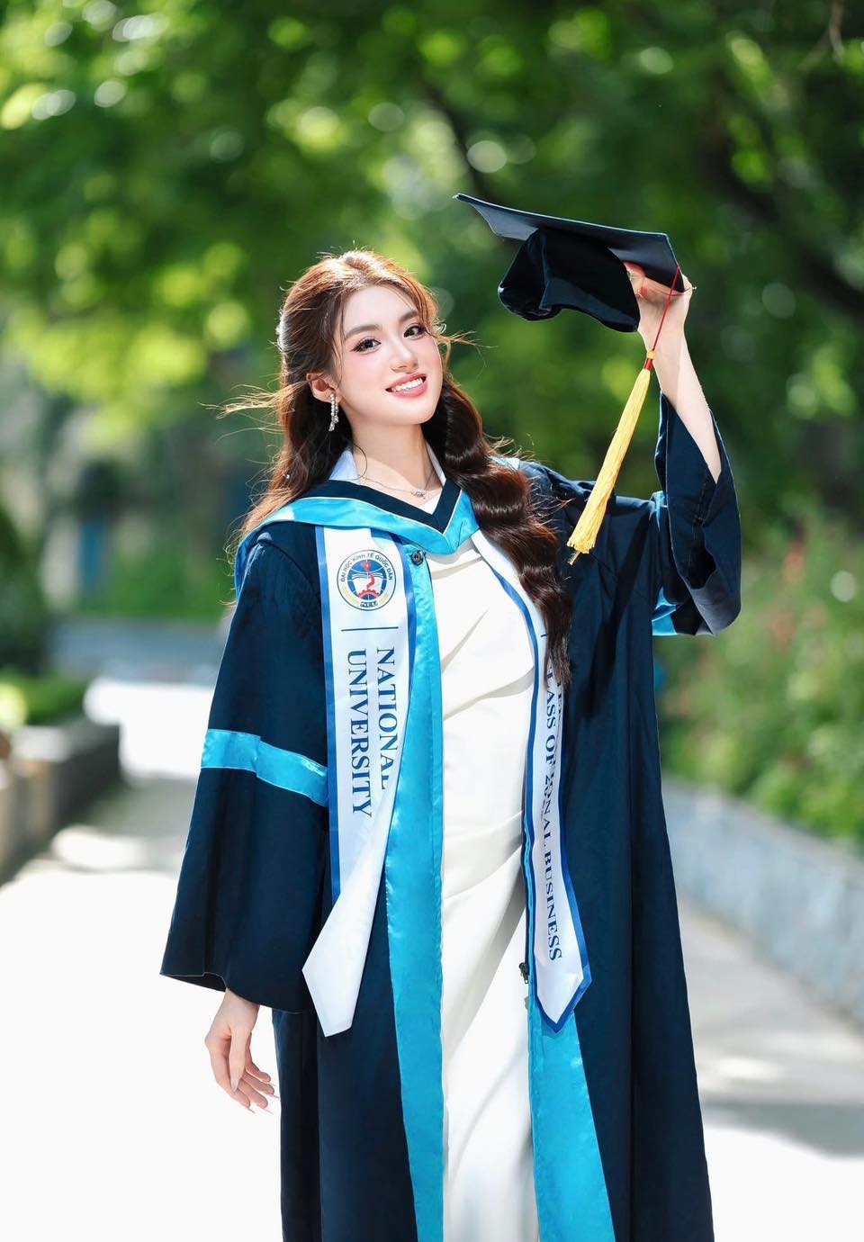 Tân Miss World Vietnam 2025 Phan Phương Oanh có thành tích học tập ấn tượng. Cô tốt nghiệp cử nhân chuyên ngành Kinh doanh Quốc tế tại Đại học Kinh tế Quốc dân với GPA 3.63/4.0. Trong quá trình học, người đẹp nhận học bổng khuyến khích học tập ở học kỳ II năm học 2023-2024 và học kỳ I năm học 2024-2025. Về ngoại ngữ, Phương Oanh đạt IELTS 7.5 và có chứng chỉ tiếng Trung HSK 3. Người đẹp còn tích cực tham gia hoạt động ngoại khóa khi là đại sứ truyền thông của các chương trình sinh viên như Global Volunteer – AIESEC, Bản Lĩnh Marketer, Nghệ Rối… Cô cũng từng là Chủ tịch CLB Phan Đình Phùng Dance Club và cùng đội giành Quán quân High School Best Dance Crew 2020.